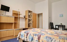 Lana Lo Apartments